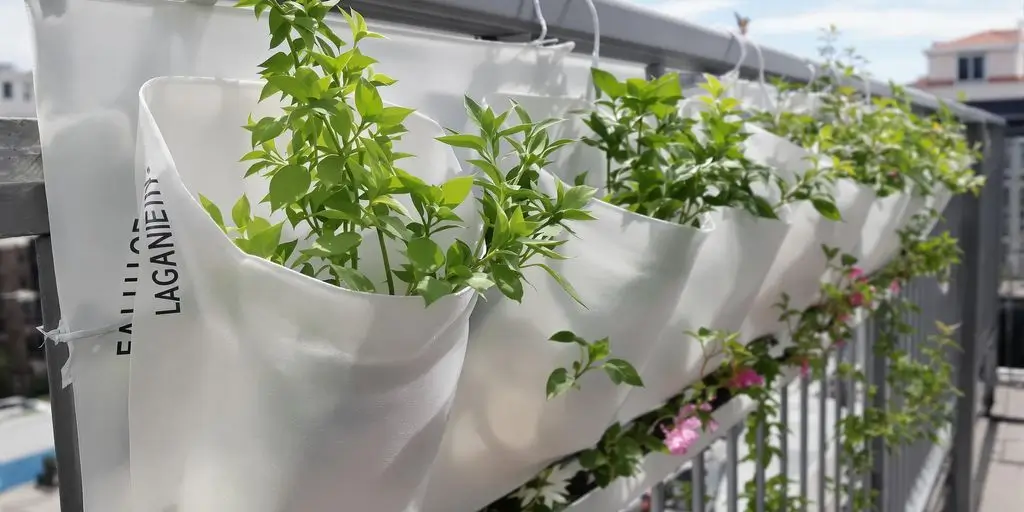 Panel Modular de Polietileno para Huertos Verticales de Vegetación Patagónica en Balcones